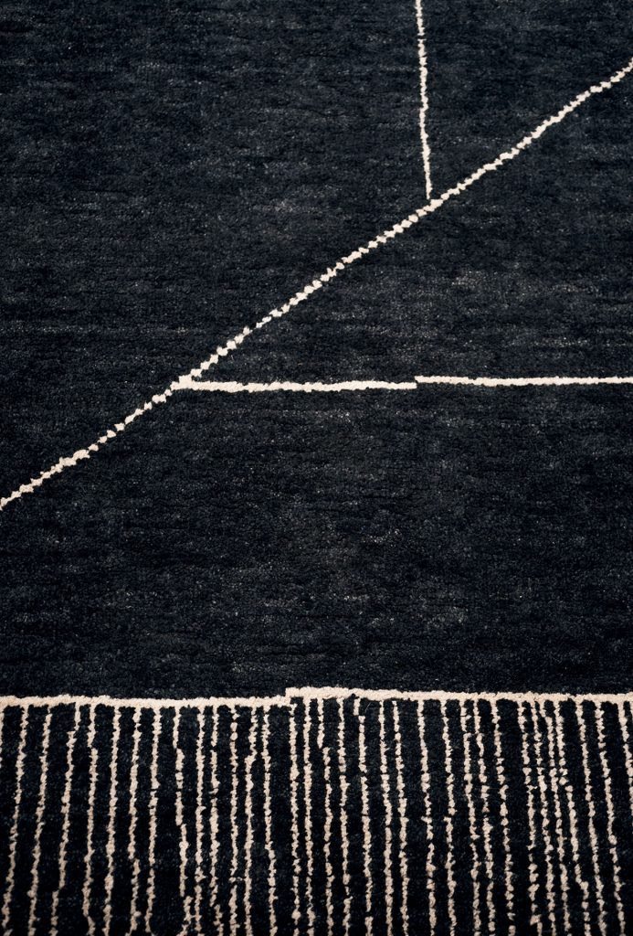 Berbère Dark Grey + Natural | Pattern A. Rug decorated with a woolen stitching.