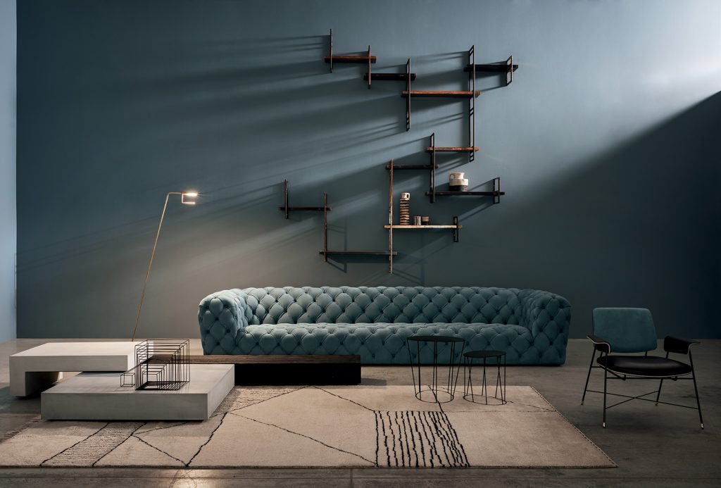 Rug decorated with a woolen stitching in nero and black in a living room.