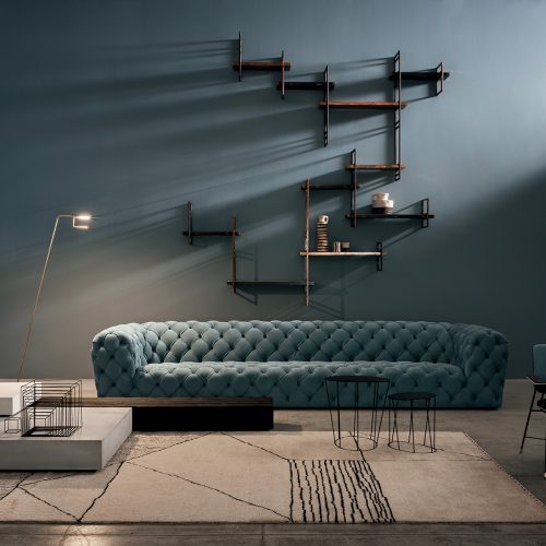 Rug decorated with a woolen stitching in nero and black in a living room.
