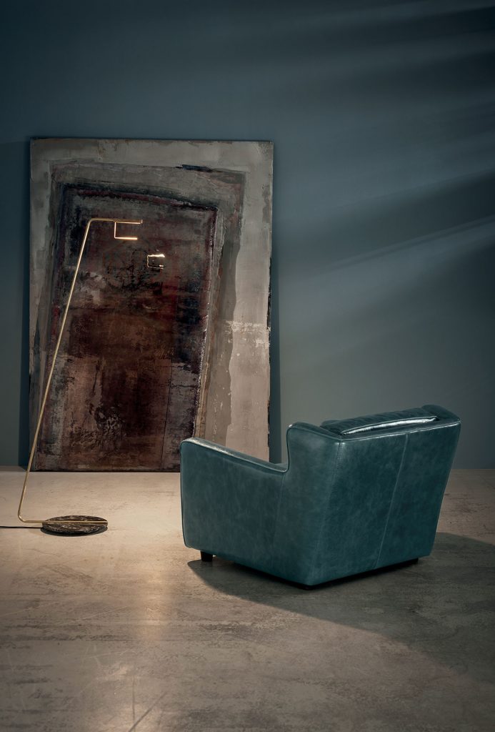 Berge Longe Armchair. Single-part frame. Green Seat cushions and back cushions leather in a living room.