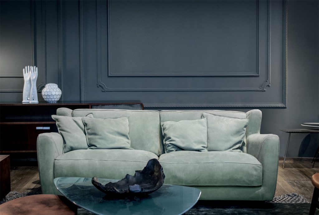 Bergère Longe Sofa. Single-part frame. Green Seat cushions and back cushions leather in a living room.