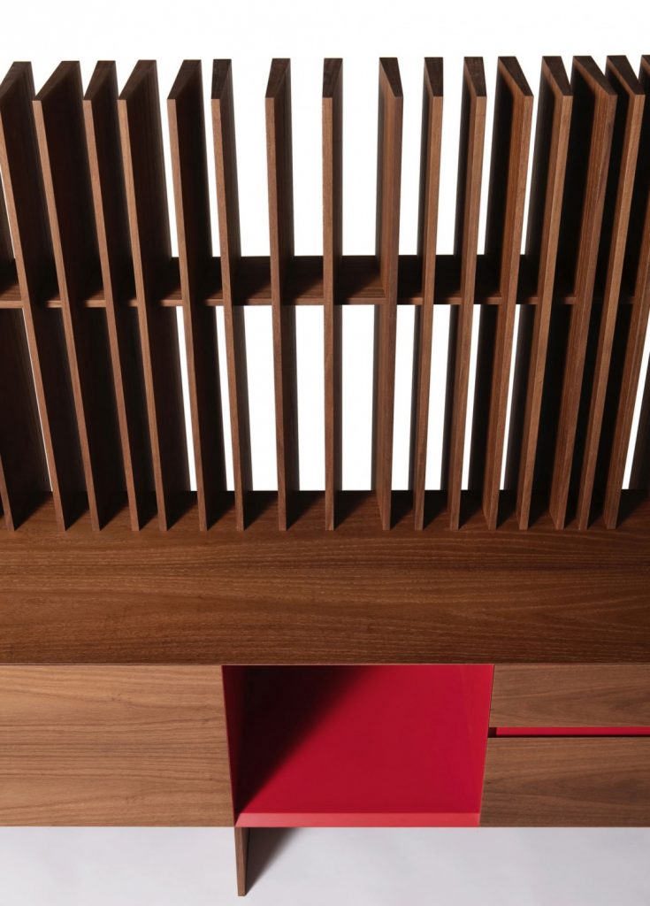Partition/bookcase made of a wooden base in a brown colour