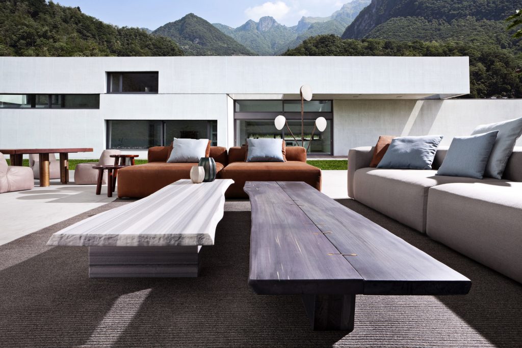 White 10th Joint Stone Coffee Table in materic slabs connected by burnished brass joints in rectangular shape on a terrace.