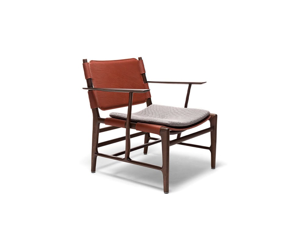 Levante Chair. Structure in brown wood, seat and backrest in brown leather with gray cushions on a white background.