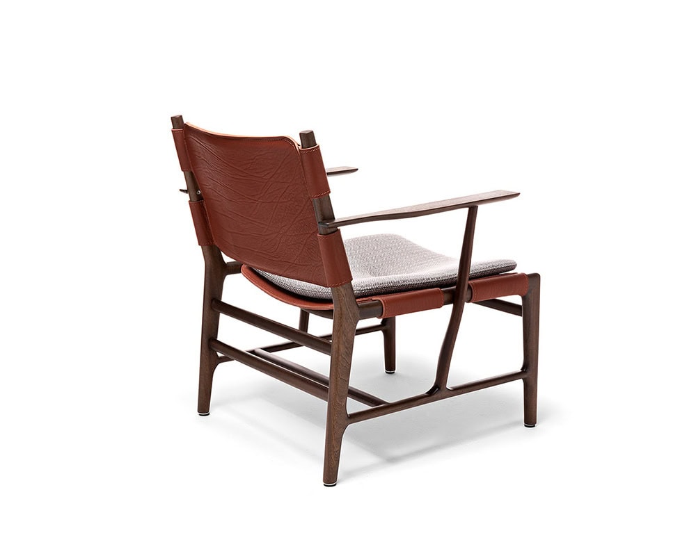 Levante Chair. Structure in brown wood, seat and backrest in brown leather with gray cushions on a white background.