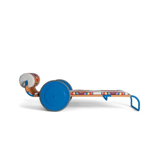 Locus Solus Sun Lounger 1964. Structure in blue upholstered in multicolored circle like pattern fabric and two blue wheels on a white background.