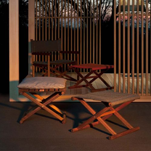 Paraggi Pouf. Strucutre in natural wood with a gray cushion on a terrace.