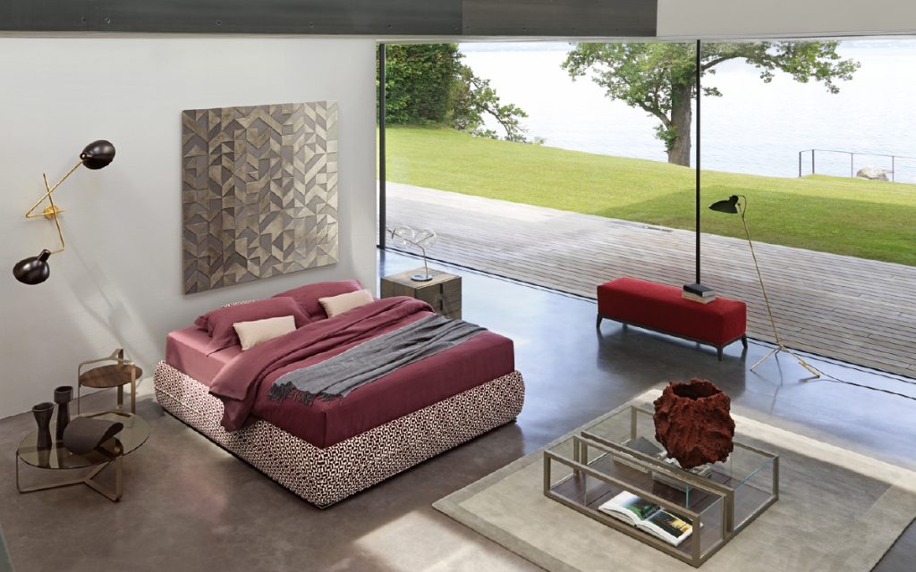 Mandarin Sommier in white and red fabric and a mattress with bedding in a bedroom.
