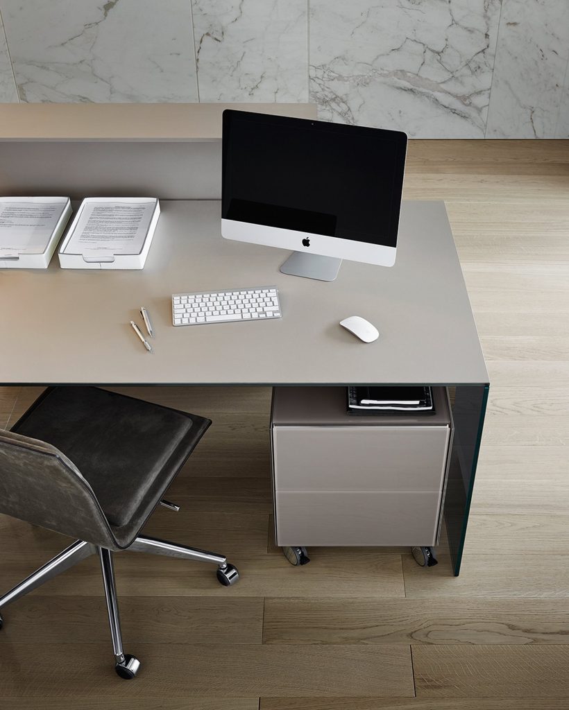 Gal_Air-Desk-Modesty_003