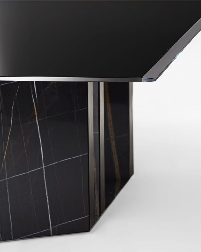 Platinum table. Large rectangle top and central leg in black and yellow on a white background.