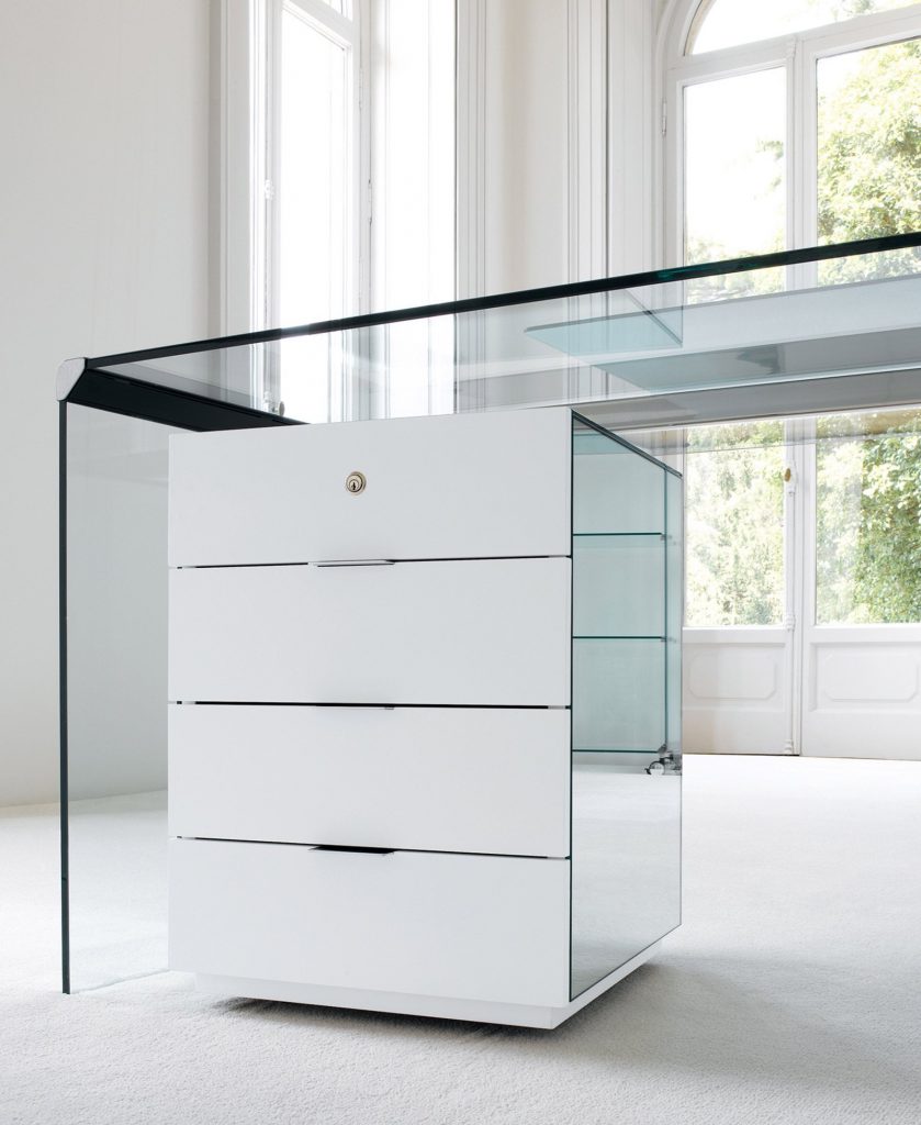 President Cassettiera drawer with sides covered by mirror and white drawers with handles in an office.