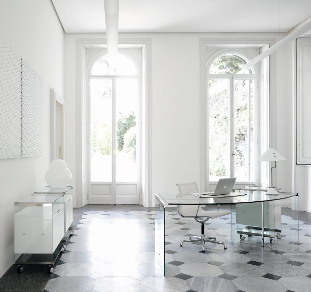 Rectangular President senior desk in transparent tempered glass ans silver steel in an office.
