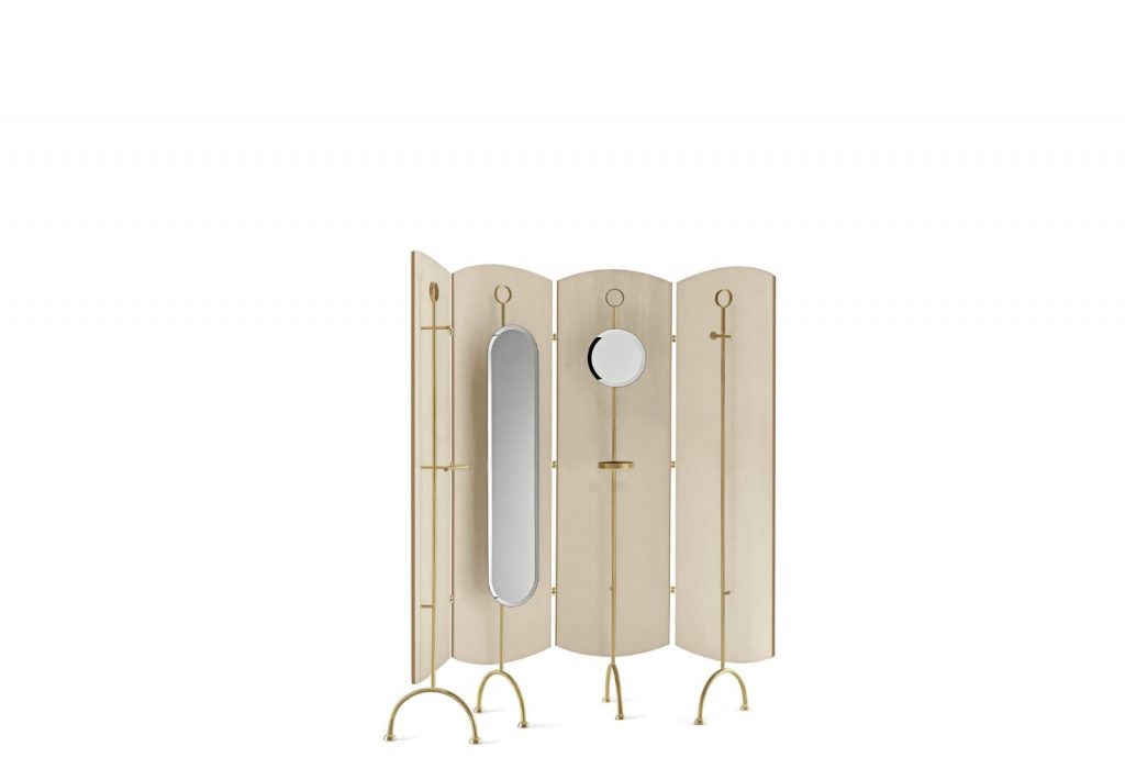 Shield screen composed by 4 curved wooden modules. Satin brass structure and accessories with bevelled mirrors on a white background.