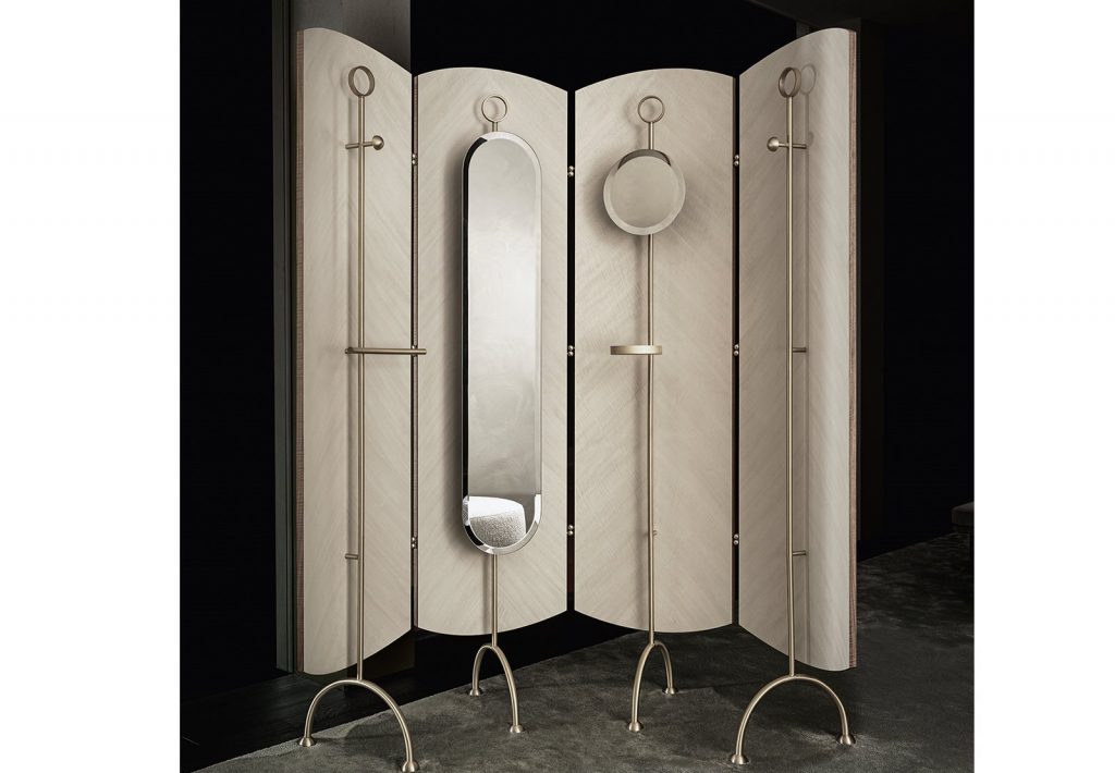 Shield screen composed by 4 curved wooden modules. Satin brass structure and accessories with bevelled mirrors on a black background.