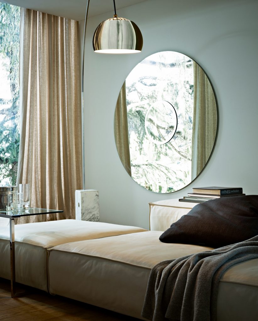 Sole: A circular mirror in a living room.