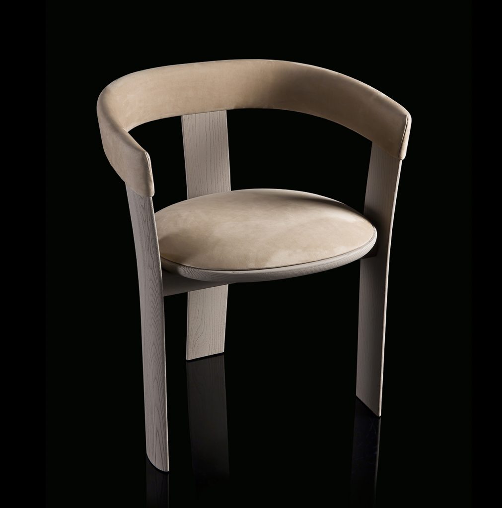 Beige Noce Chair, structure and three legs in wood. Padded seat and backrest with leather on a black background.