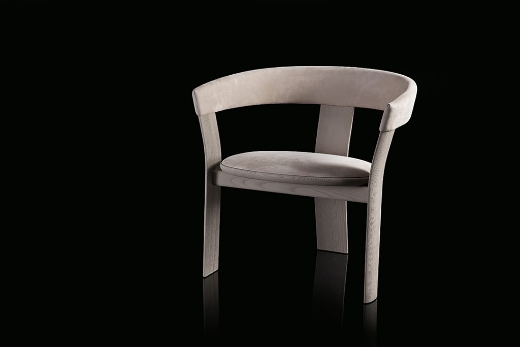 Beige Noce Chair, structure and three legs in wood. Padded seat and backrest with leather on a black background.