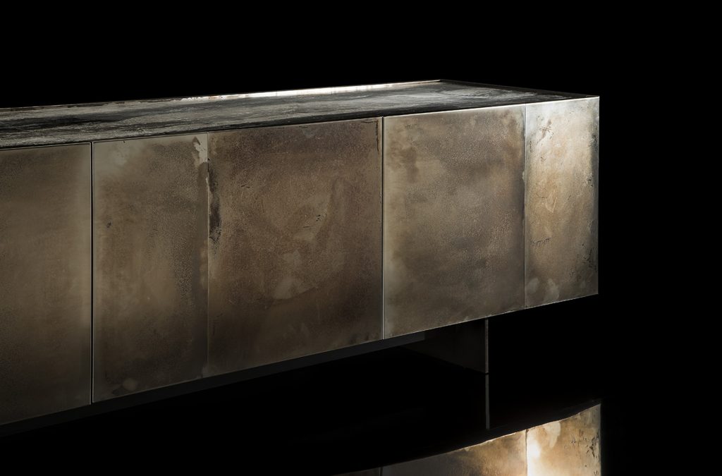 Side X Evo table, structure in natural wood covered with silver metal and top in brown and white marble pattern stone on a black background.