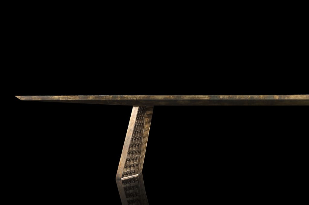 Stealth Table, legs in brass finish with rhombus pattern, top in white and gray marble stone on a black background.
