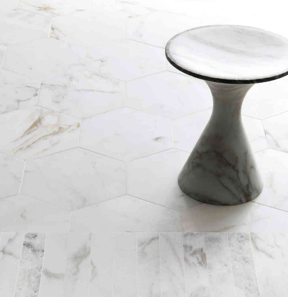 Rectangular Hana finish mosaic in white and black marble on the floor.