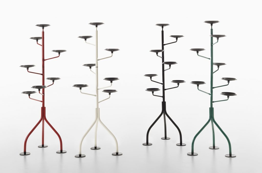 Four lbero plant shelving units with a tree like shape, one in white, one in red, one in black and one in green on a white background.