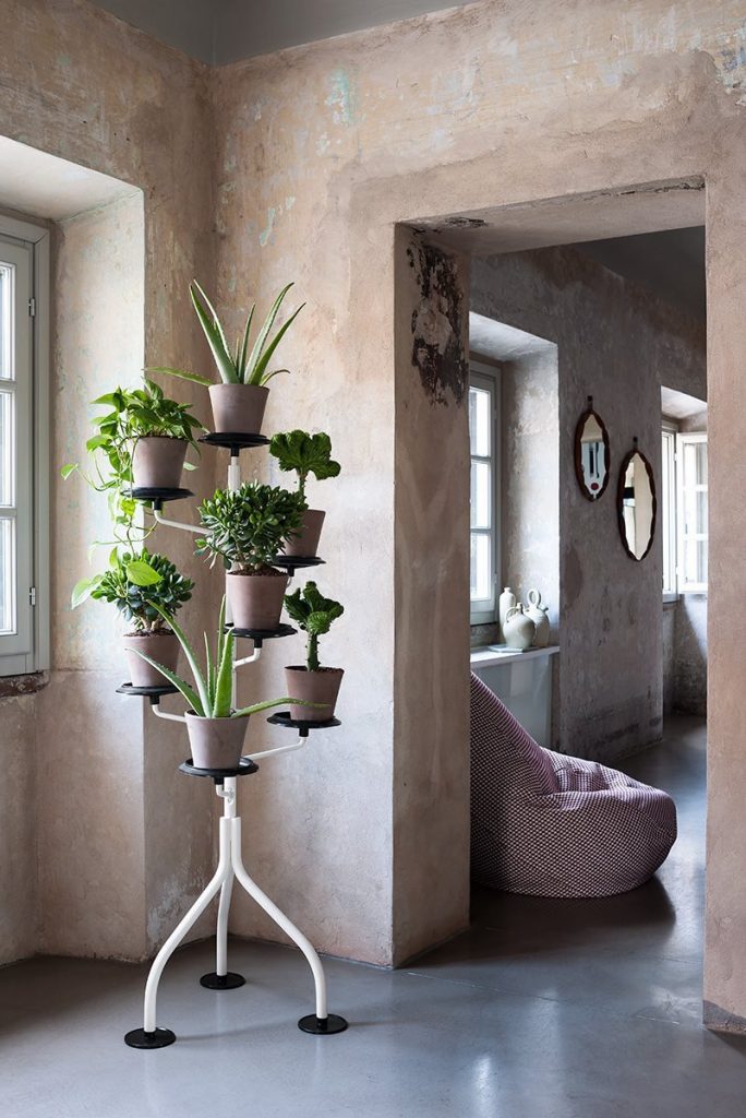 lbero plant shelving unit with a tree like shape in white on a gray background.