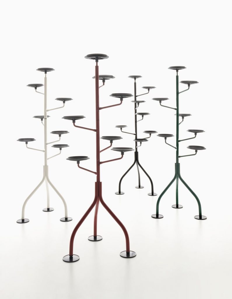 Four lbero plant shelving units with a tree like shape, one in white, one in red, one in black and one in green on a white background.
