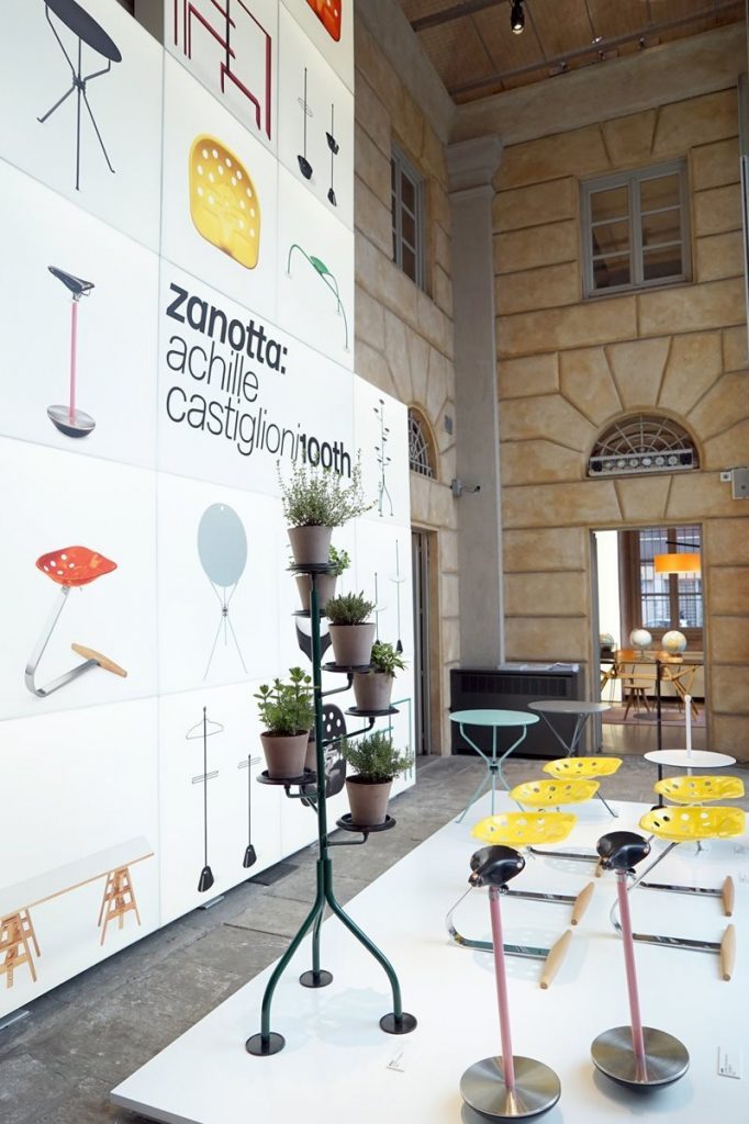 lbero plant shelving unit with a tree like shape in green in a exposition room.