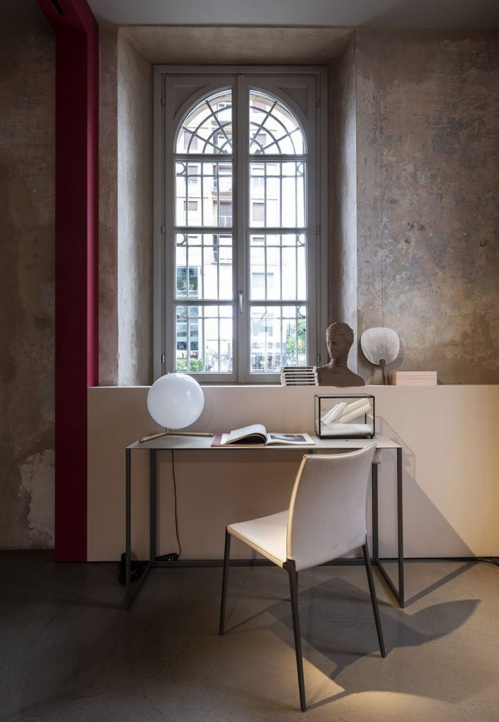 Rectangular Calamo desk, top in white and structure with two legs in black in an office.