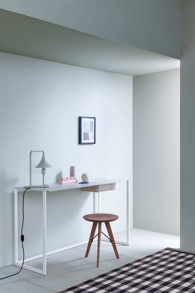 Rectangular Calamo desk, top in white and structure with two legs in white in an office.