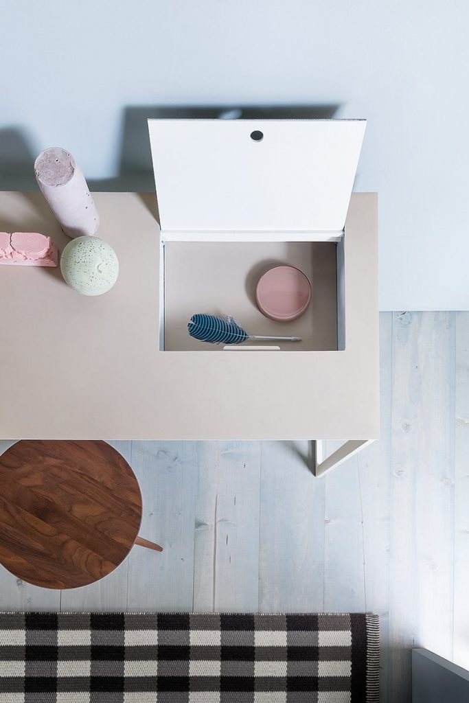 Rectangular Calamo desk, top in white and structure with two ligs in white in an office.