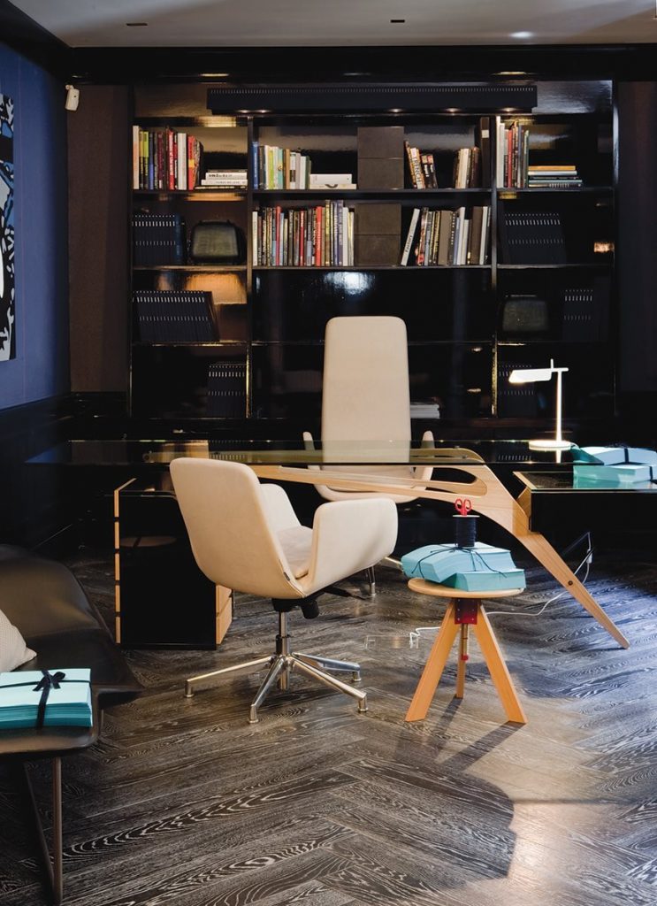 Rectangular Cavour desk. Top in cristal, structure, drawers and legs in natural wood in an offcie.