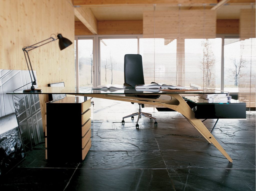 Rectangular Cavour desk. Top in cristal, structure, drawers and legs in natural wood in an offcie.