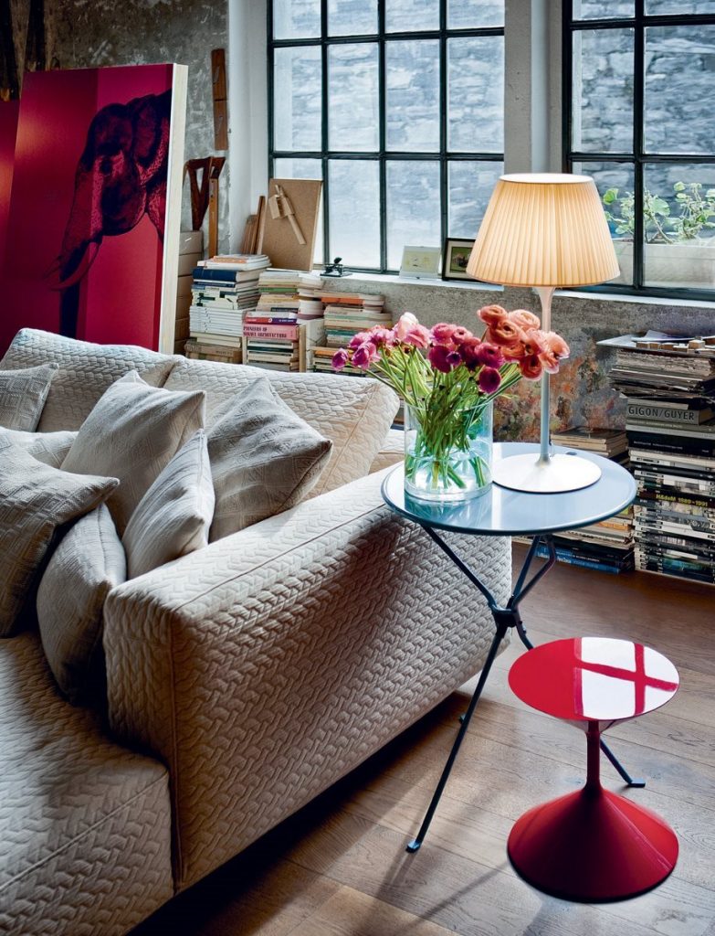 Cumano black side table with a minimalist design, featuring a round top and a slender metal base in a living room.