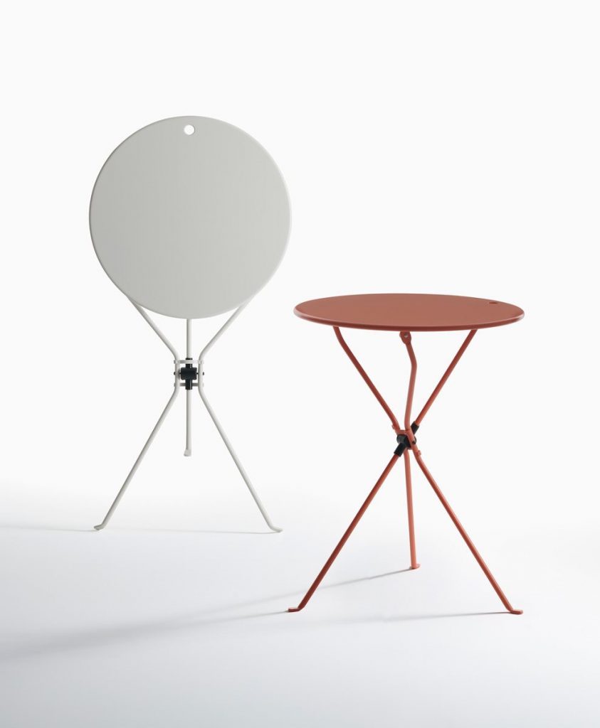 Two Cumano side tables with a round top and a slender metal base, one in white and one in red on a white background.