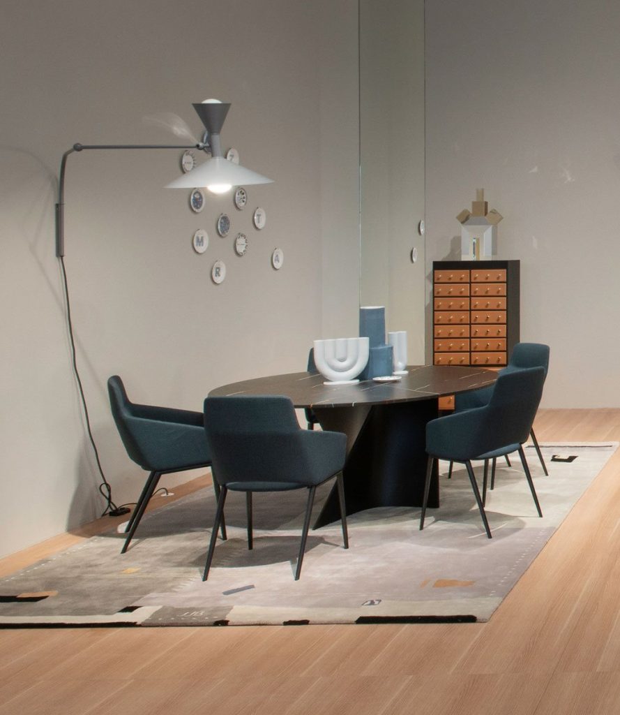 Elica table, black top and central spiral like leg in black in a dining room.