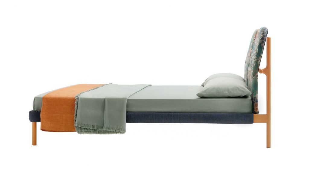 Florin bed. Headboard with green and pink floral pattern, base and four legs in wood upholstered in gray fabric on a white background.