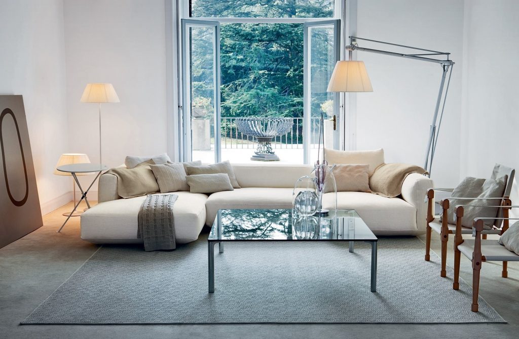 Two Moretta bench in natural wood, seat and backrest in white fabric in a living room.