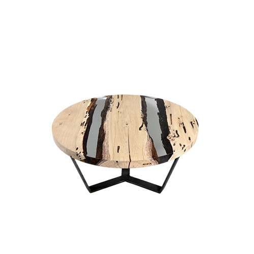 Round table made with reclaimed wood planks and resin inserts. The natural wood texture and dark resin veins create a striking contrast, supported by a geometric black metal base.