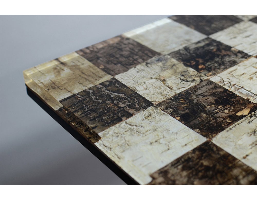 Phellem Chess Table highlights a chessboard surface made of cork squares in natural light and dark tones. The textured finish and clean edges give it a refined yet organic character.