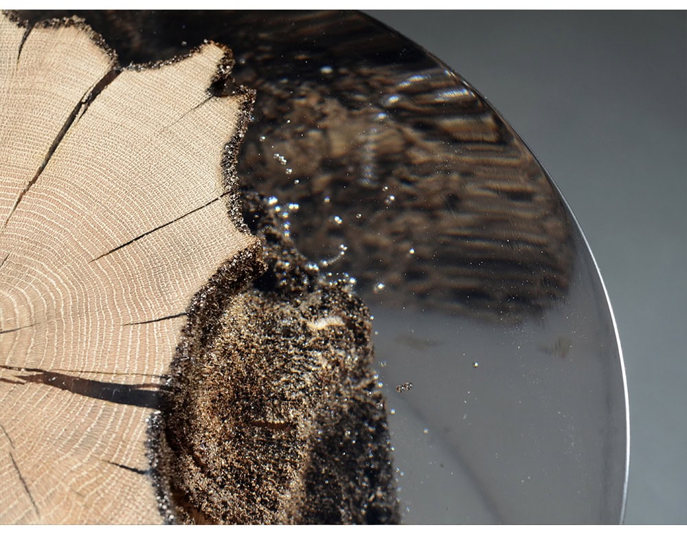 Surfacing Fisheye Stool reveals the fine rings and raw edge of a tree cross section sealed in resin. The glossy surface magnifies natural details, giving it a refined sculptural quality.