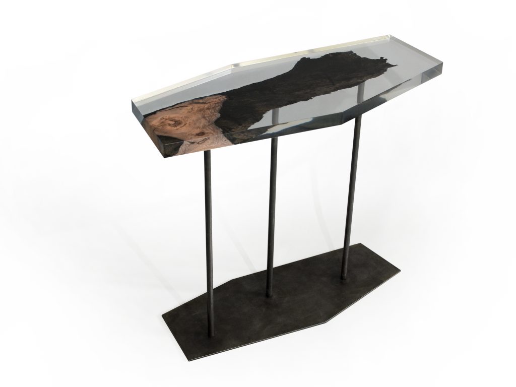 table made of resin and natural wood in the shape of a hexagon resting on a base of steel legs on a white background