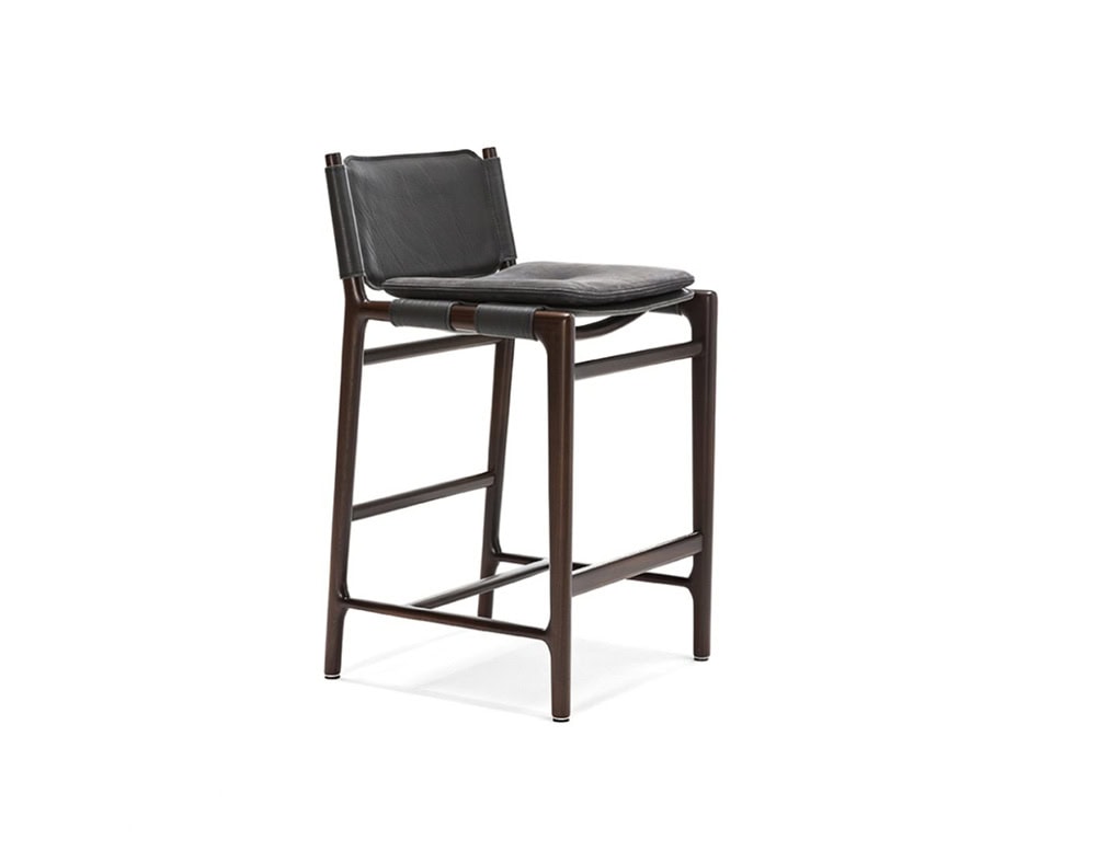 Levante Stool. Structure in brown wood, seat and backrest in gray leather and gray cushion on a white background.