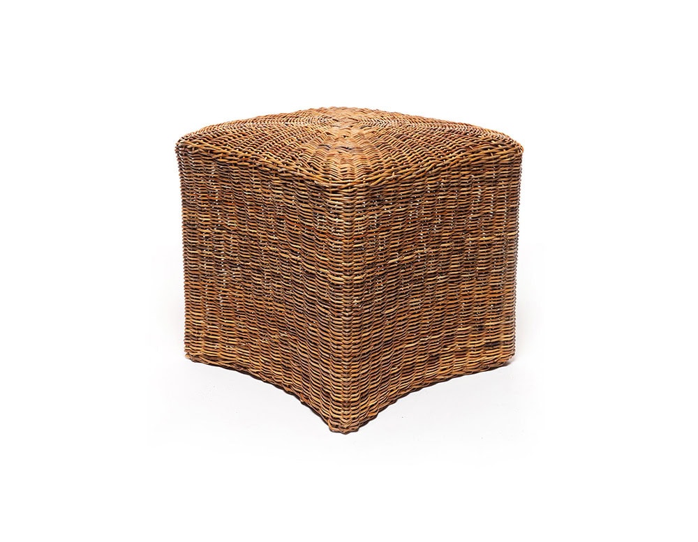Square Pouf Rossiccio Woven in brown ropes on a white background.