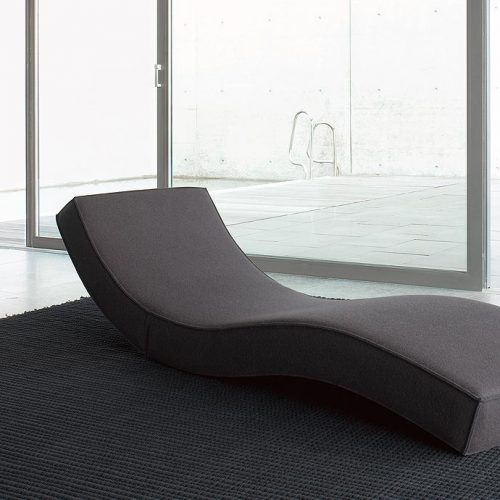 Linea chaise longue, upholstery in grey fabric in a living room.