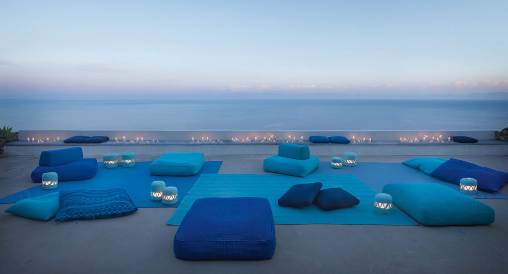 Nine led Agadir lanterns made of blue rope cord in a spiral-like pattern on a terrace.