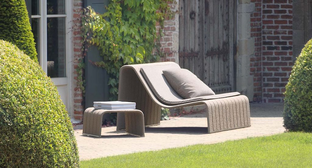 Frame Sectional, upholstery in beige rope braids with four white cushions in a terrace.