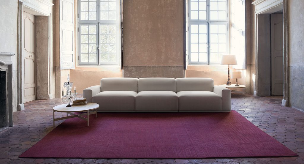 Heron Cofee Table, structure and four legs in white steel, round top in brown in a living room.