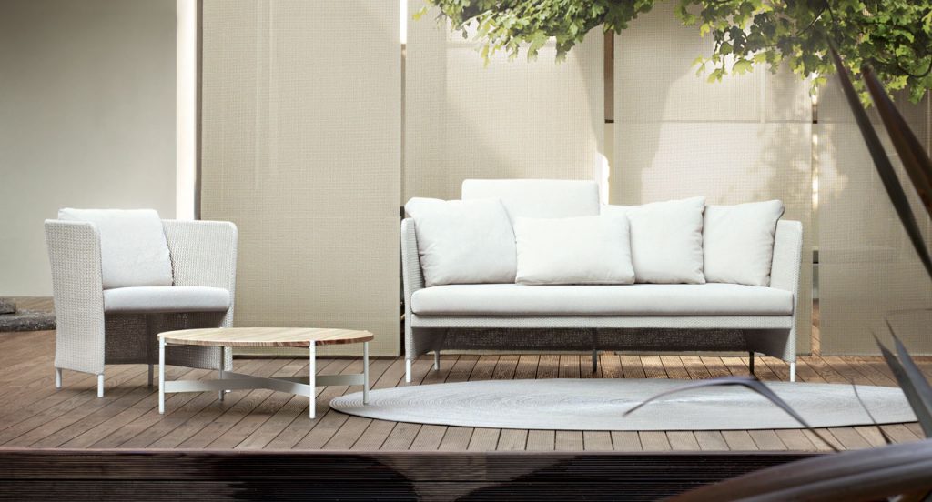 Heron Cofee Table, structure and four legs in white steel, round top in brown in a living room.