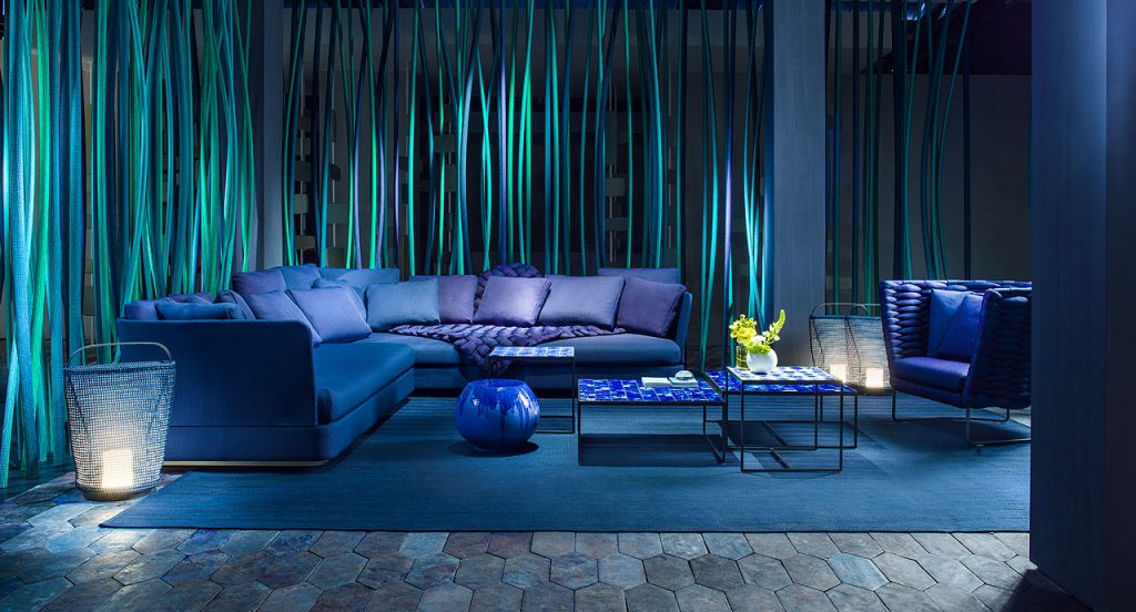 Three Lanternas, structure in white steel, cover in blue brige kimia fabric in a living room.